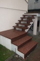 Brązowe schody granitowe
